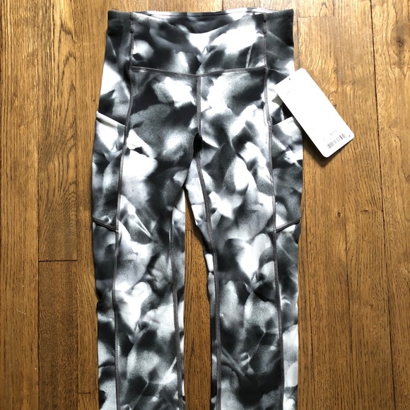 lululemon athletica Pants - NWT Speed Up Crop - Blush Bottom Alpine Size 2